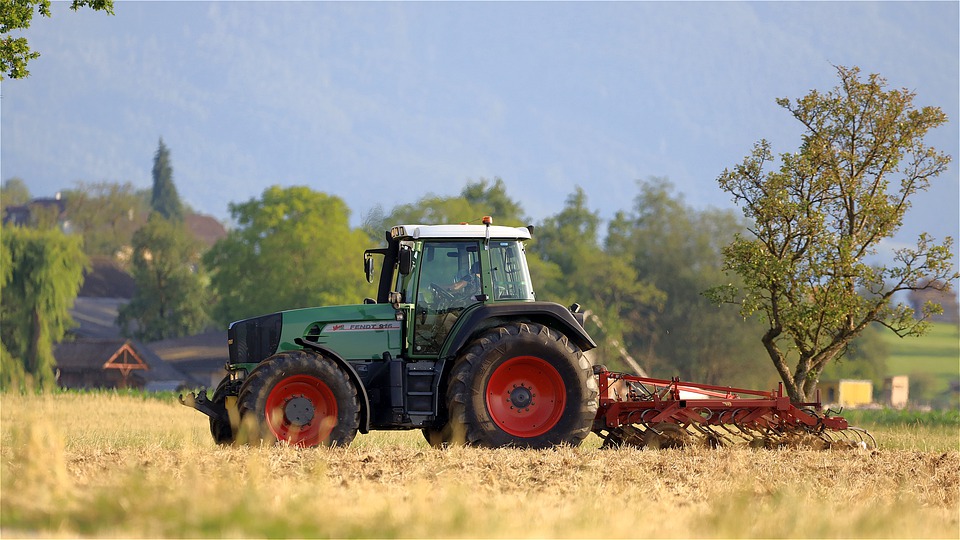 Traktor, ilustracija, foto: Franz W. / preuzeto: pixabay
