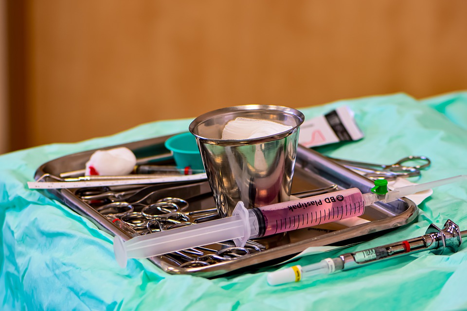 Hiruški instrumenti, sterilizacija, foto: Ri Butov, pixabay