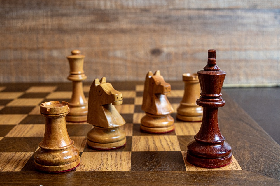 Šah, ilustracija, autor: Ernesto Velázquez, pixabay